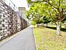 その他：マンション前面には、ランニングコースとして利用可能な歩道有り！