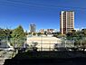 その他：青空の下、開放感ある眺望が魅力。公園が近く、広々とした景色が日々の暮らしに潤いを与えます。都会の利便性と自然の安らぎが調和した住環境です。