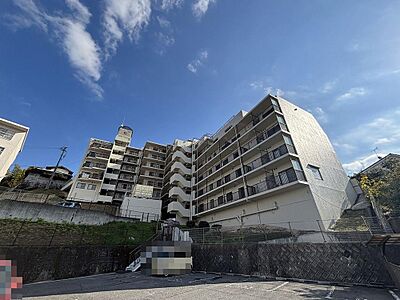 外観：青空に映える外観が印象的なマンション。開放感あるロケーションで、快適な新生活を始めませんか。