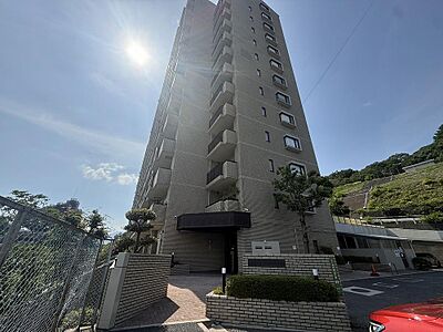 外観：どんとそびえたつ迫力のあるマンションです。周辺の道もゆとりがあり、運転しやすいので安心です。