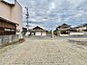 外観：更地として整備された区画。周辺には住宅が点在しています。建築計画を検討しやすい環境です。