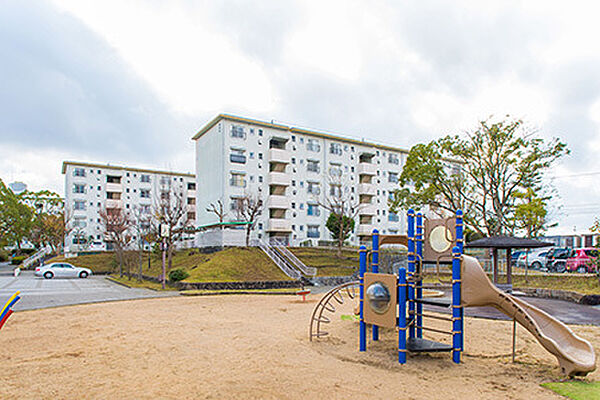 画像16:敷地内には、子どもが遊べるさまざまな広場が点在する