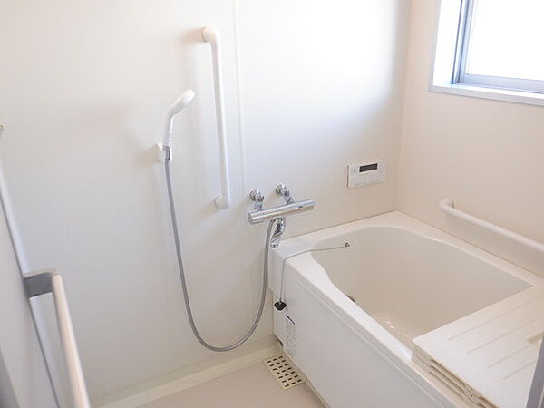 画像3:便利な自動お湯張り機能付きのお風呂、浴室換気乾燥機付きです