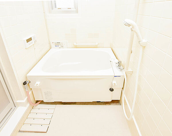 画像4:換気ができる小窓付きの浴室