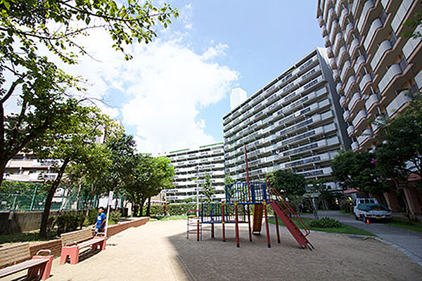 画像6:公園「敷地内プレイロットまで50ｍ」遊具のあるプレイロットを敷地内に5か所設置しています 。