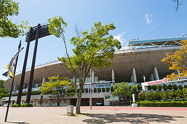 画像14:公園「神戸総合運動公園まで1800ｍ」公園内には様々な施設がありますが、一番の注目ポイントはオリックス・バファローズの準本拠地のスタジアム「ほっともっとフィールド神戸」です。