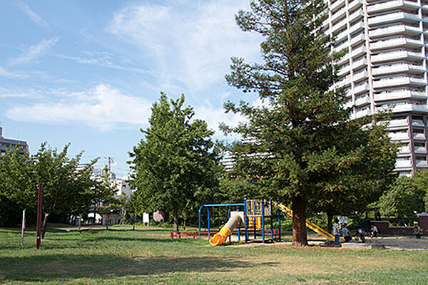 画像8:公園「兵庫駅南公園まで270ｍ」敷地に隣接する公園です。