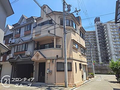 外観：静かな住宅街にたたずむ重厚感あるお家。落ち着いた色合いが素敵ですね。