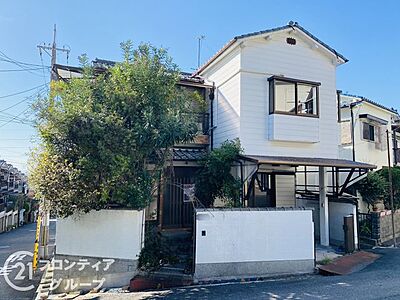 外観：しっかりとした造りの外観は、安心感を与える堅牢なデザインです。長く住み続けられる住まいです。