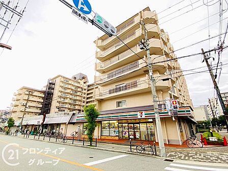 総戸数240戸、地上10階建ての堂々とした佇まいが目を引く大規模マンション。鉄骨鉄筋コンクリート造の重厚感のあるしっかりとした造りが魅力です。