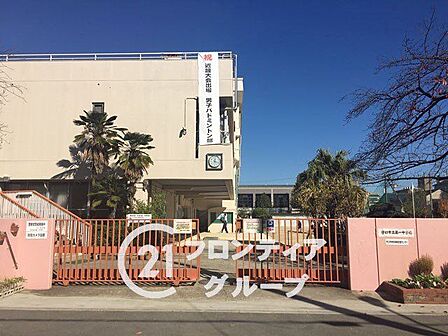 守口市立第一中学校 徒歩14分。昭和22年4月22日に、大枝の三郷小学校校舎の一部を借用し、創立されました。 1080m