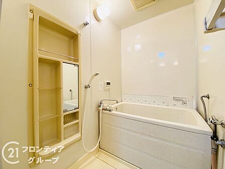 給湯器リモコンの設置あり!追い炊きが簡単なので、いつでも楽に入浴できます。きれいな浴室で1日の疲れを癒してください
