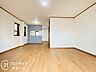 リビング/ダイニング：木目調のフローリングは温かみがあり、カウンターキッチンからお部屋の様子を見ながらお料理できますね
