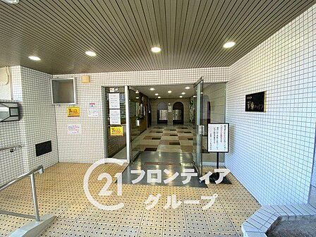 落ち着いた雰囲気のエントランスは、訪れる人に心安らぐ空間を提供し、温かく迎えてくれます！