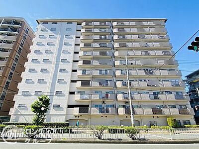外観：緑が多く落ち着いた雰囲気があり、マンションと周辺の雰囲気が調和されて住み心地が良さそうです。