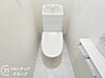 トイレ：温水洗浄便座付きのトイレを2箇所に設置。朝の混雑時にも便利で、快適なプライベート空間を保てます。小窓付きで換気もスムーズです。