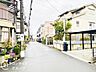 その他：前面道路は幅員約6.3mと広々しており、お車のすれ違いや車庫入れもスムーズに行えます。スーパーや郵便局も徒歩圏内に揃う、毎日の生活に便利な環境です。