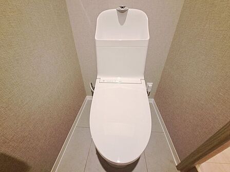 【施工例/トイレ】清潔感のあるトイレ空間は、毎日快適にお使いいただけます。お手入れもしやすく、いつでもきれいな状態を保ちやすいため、忙しい毎日にも嬉しい設備です。