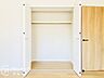 収納：たっぷりと荷物を収納できるクローゼットを備えています。棚板やハンガーパイプが付いているため、衣類から日用品まですっきりと整理整頓が可能。お部屋の生活感を抑え、広々と活用するのに役立ちます