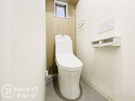 【施工例/トイレ】清潔感のあるトイレ空間は、毎日快適にお使いいただけます。お手入れもしやすく、いつでもきれいな状態を保ちやすいため、忙しい毎日にも嬉しい設備です。
