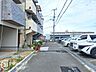 その他：周辺は交通量の落ち着いた閑静な住宅街。岡部小学校まで徒歩3分と非常に近く、小さなお子様が毎日通学するのにも安心・安全な嬉しい住環境が整っています。