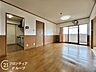 リビング/ダイニング：リビングは、家族や友人との時間を楽しむのに最適な広さです。快適な居住空間を提供します。