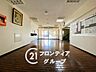 その他：広々としたロビーは、一歩足を踏み入れた瞬間から心を解き放つ洗練された空間です。住まう方の誇りを育む上質なデザインが、日々の生活を豊かに彩ります