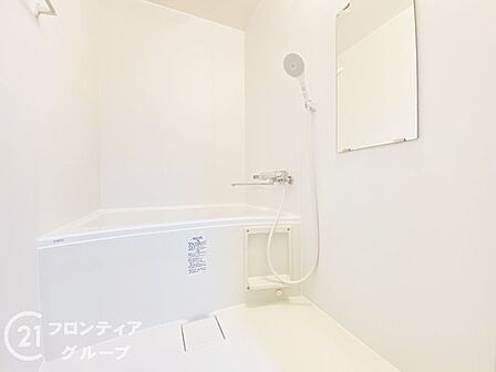 清潔感あふれるホワイトを基調としたバスルームです。帰宅後の時間をゆったりと確保し、上質なバスタイムで一日の疲れを優しくリセットしていただけます
