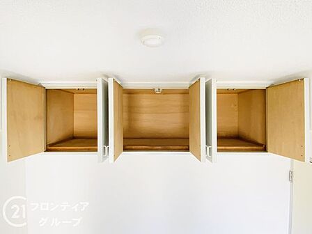 豊富な収納量を誇るスペースです。かさばるお洋服や季節家電、趣味の道具なども効率よくしまっておけるため、居住スペースを広く使えます。お部屋の整理整頓がしやすく大変便利な仕様です。