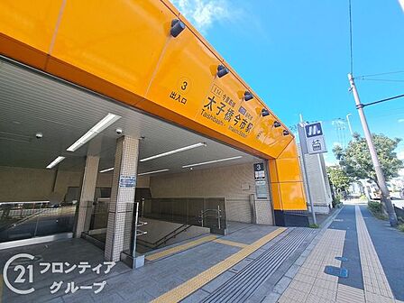 太子橋今市駅(Osaka Metro 今里筋線) 徒歩1分。谷町線と今里筋線が交差する駅で通勤通学に大変便利です。駅前にはコンビニがあります。商業施設や住宅地が広がり、生活に便利な環境です。 80m