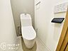 トイレ：清潔感があり落ち着いた雰囲気のトイレです。毎日使う場所だからこそ、お手入れのしやすさにも配慮された快適な空間となっています。