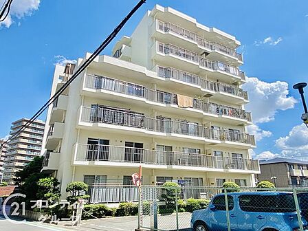 総戸数の多い管理体制良好のマンションです。周辺にはスーパーや公園など生活施設も充実しており、毎日の暮らしを便利で快適にサポートしてくれる住環境です。