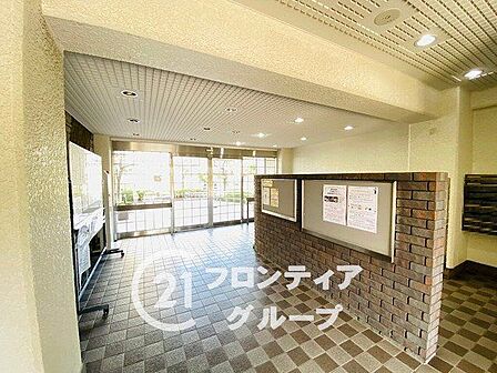 落ち着いた色調で統一されたロビーには、上質な安心感があります。待ち合わせやちょっとした休憩にも利用できる、住まう人の生活のゆとりを象徴する優雅な空間です