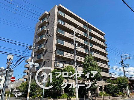 シンプルながらも存在感のあるマンション外観は、住む人を魅了し、日常に特別な時間をもたらします。都会的なデザインが魅力で、住む人に誇りを与える空間です