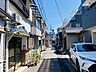 その他：車通りも比較的少なく、小さなお子様がいるご家庭も安心の環境。スーパーや中学校が徒歩圏内に揃っており、毎日の生活に便利な立地です。