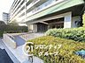 エントランス：植栽の緑に包まれたアプローチは、都会の喧騒を忘れさせてくれる安らぎの空間です。落ち着きのある色調で統一されたエントランスが住む人を優しく迎え入れ、日常をランクアップさせる上質な空間が広がっています
