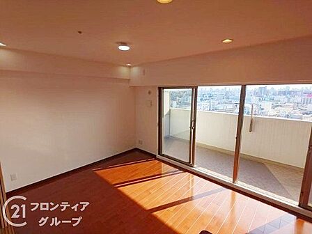 大きな窓から柔らかな陽光が注ぎ込むリビングは、開放感に満ちた心地よい空間を演出します。高品質なフローリングが木のぬくもりを伝え、家族の団らんを優しく包み込む穏やかな時を刻みます