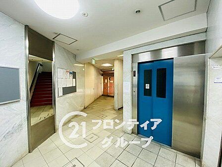 高い美意識を感じさせる洗練されたデザインの共用廊下とエレベーターホール!外部の喧騒を忘れさせてくれる静かな空間演出は、このマンションに住まう方だけが享受できるプライベートなステータスです!