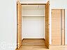 室内：間口の広いクローゼットを備えた使い勝手の良い室内です。ドアを開ければ中身が見渡しやすく、衣類の出し入れや整理整頓もラクラク。限られたスペースを有効活用できる設計になっています
