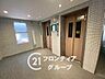 その他：エレベーターホールは、家に帰ってきた安心感を与えてくれますね！細やかな清掃とメンテナンスによって保たれた美しさが、毎日の暮らしを豊かに彩ってくれますね！