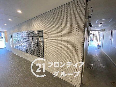 質感豊かな上質なロビーで、至福のひとときを過ごせそうですね!柔らかな照明に包まれた静かな空間は、住人同士の交流などにもピッタリの空間です