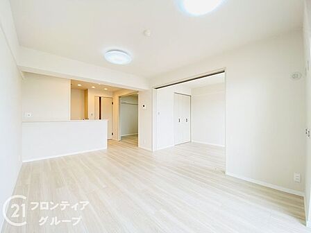 大きな窓から柔らかな陽光が注ぎ込むリビングは、住まう人の気品を映し出す開放的な空間です。駅直結の利便性を享受しながら、室内では静寂と安らぎに包まれる上質な暮らしの舞台が整っています