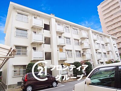 外観：青空に美しく映える外観デザインに思わず見惚れてしまいますね！毎日の帰宅が楽しみになるような上品な佇まいは、大切な家族を優しく迎えてくれる温かみを感じさせてくれますね！