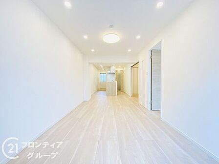 家族の笑顔が自然と集まる、明るく心地よいリビングですね！コンシェルジュが寄り添う安心感の中で、都心を眺めながら過ごすティータイムは、他では味わえない特別なステータスを感じさせてくれますね！