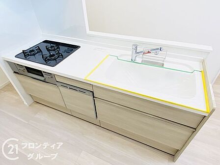 洗練されたデザインが目を引くキッチンは、日々の料理を特別な時間へと変えてくれます。上質な素材感が際立つ空間で、まるでプロのシェフになったような気分で腕を振るうことができそうですよ