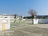 周辺：四條畷市立四條畷小学校まで徒歩約12分（約940m）の距離です。低学年のお子様でも無理なく通える距離なので、毎日の登下校も安心できる住環境ですね。