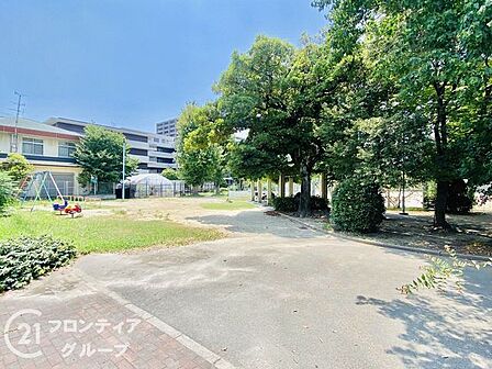 鯰江公園 徒歩6分。 420m