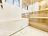 浴室：一日の疲れをリセットする憩いのリラックススポット！清潔感溢れるパネルとゆったりサイズの浴槽で至福のひと時を。家族みんなが快適に過ごせる、明るく機能的なバスタイムを約束する空間！