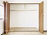 収納：掃除用品や季節ものの衣類・日用品などをすっきりまとめて収納できる便利なスペースです。お部屋の中に物が溢れにくくなり、生活感を隠して居住空間を広々と開放的に保つことができます。