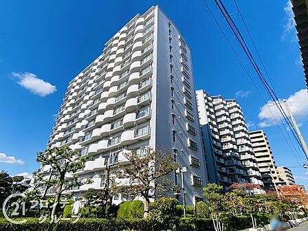 住まい選びは、価格や立地だけでなく、将来の暮らし方まで含めて考えることが大切です。今の段階で気になっていることを、まずスタッフに話してみてください